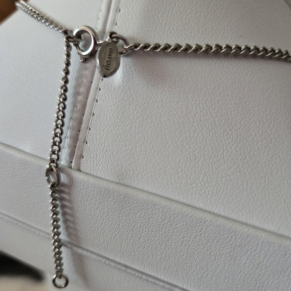 Vintage Avon Two-tone Butterfly Necklace - Picture 3 of 5